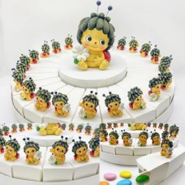 TORTA BOMBONIERA CON STATUINA COCCINELLA: CELEBRA MOMENTI SPECIALI CON STILE