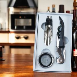 BOX CON VERSATORE, CAVA TAPPI E ANELLO SALVAGOCCIA AMANTI DEL VINO